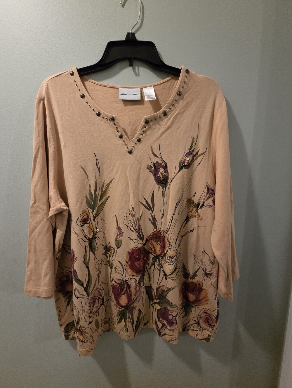 Alfred Dunner Blush Floral V-Neck Tee with Stud Detail Womens Size L. 3/4 Sleeve